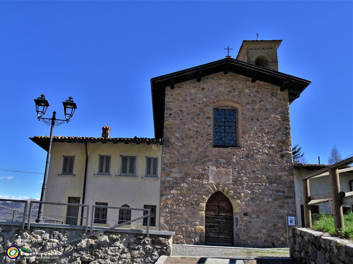 11 Facciata della chiesetta con bel portale medievale a sesto acuto.JPG